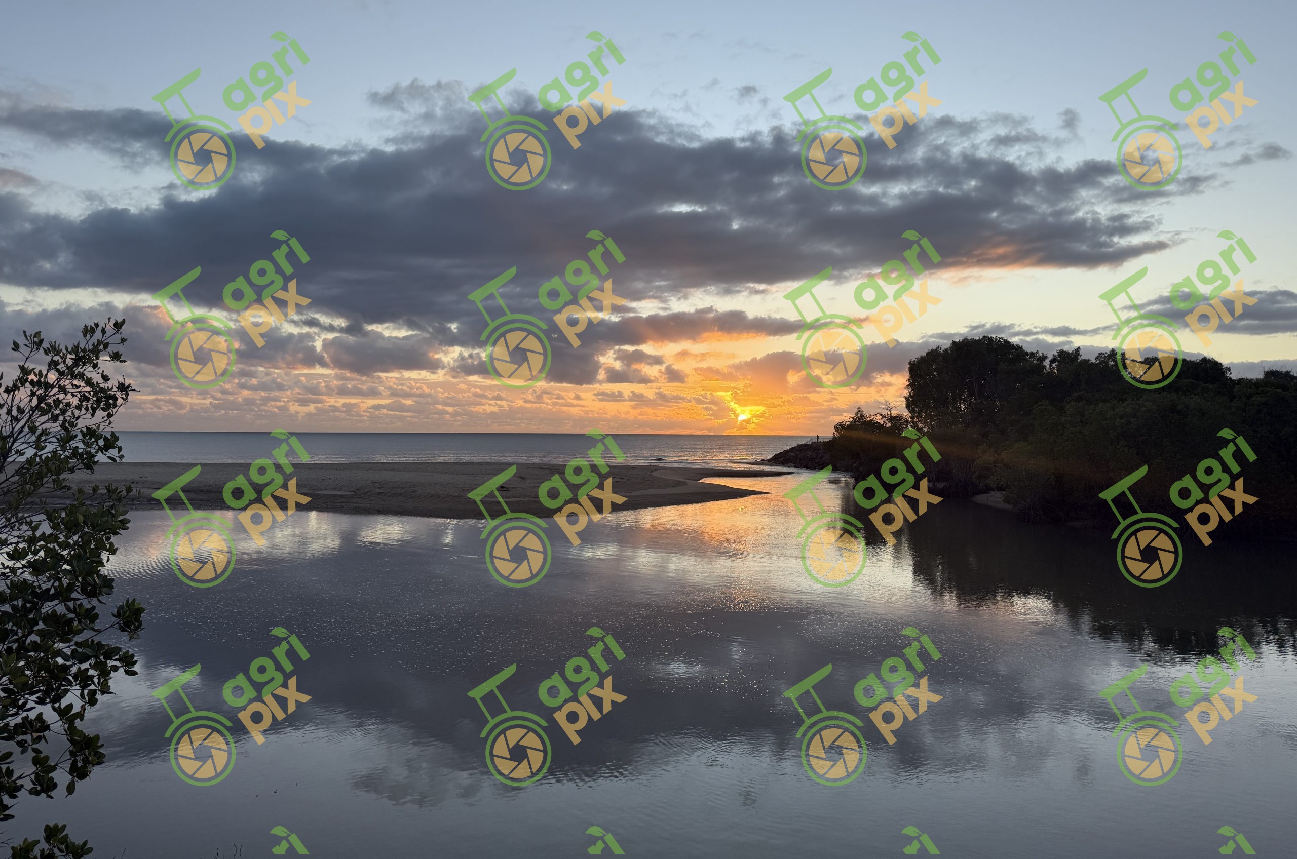 Sunrise in Holloways Beach