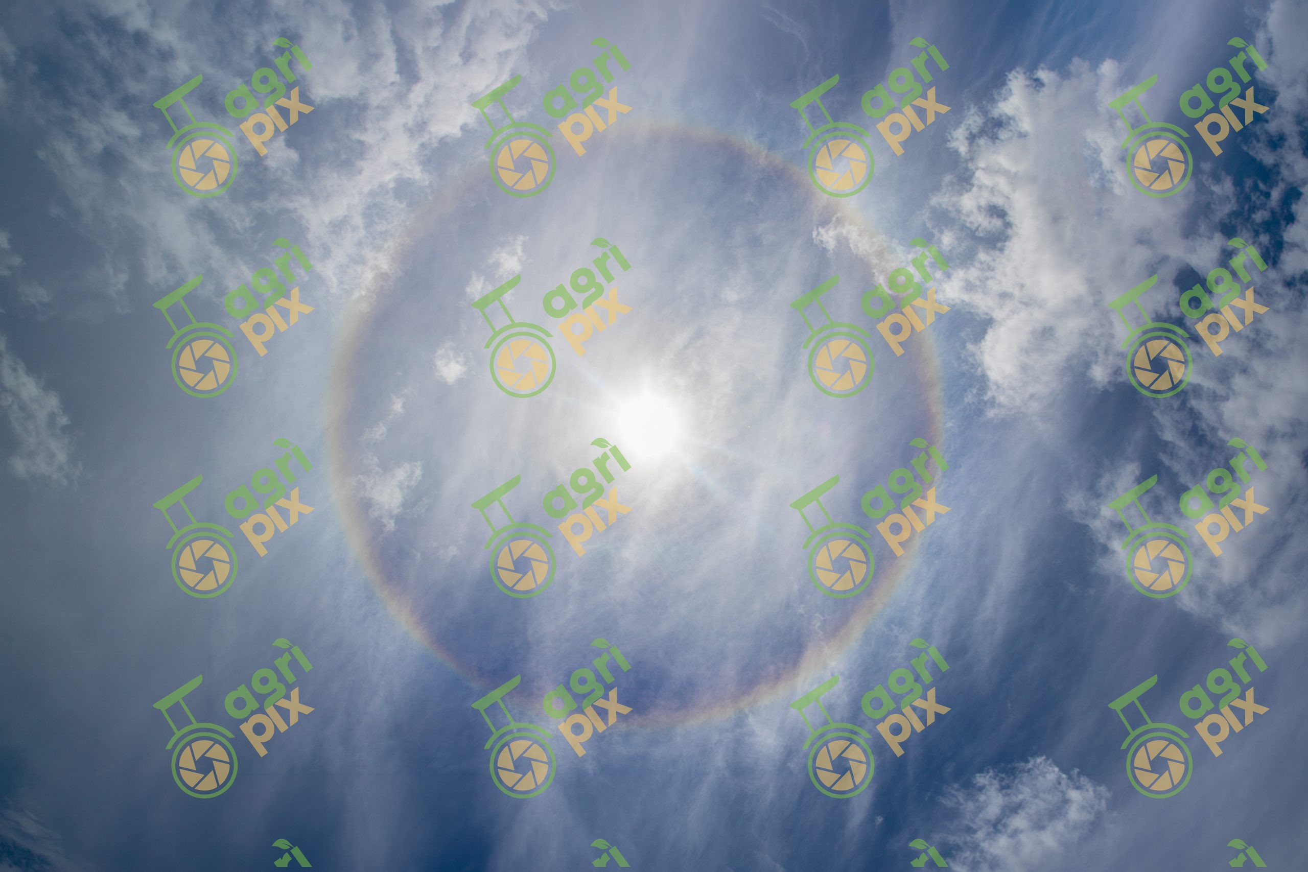 Sun halo (22-degree halo) – atmospheric optical phenomenon