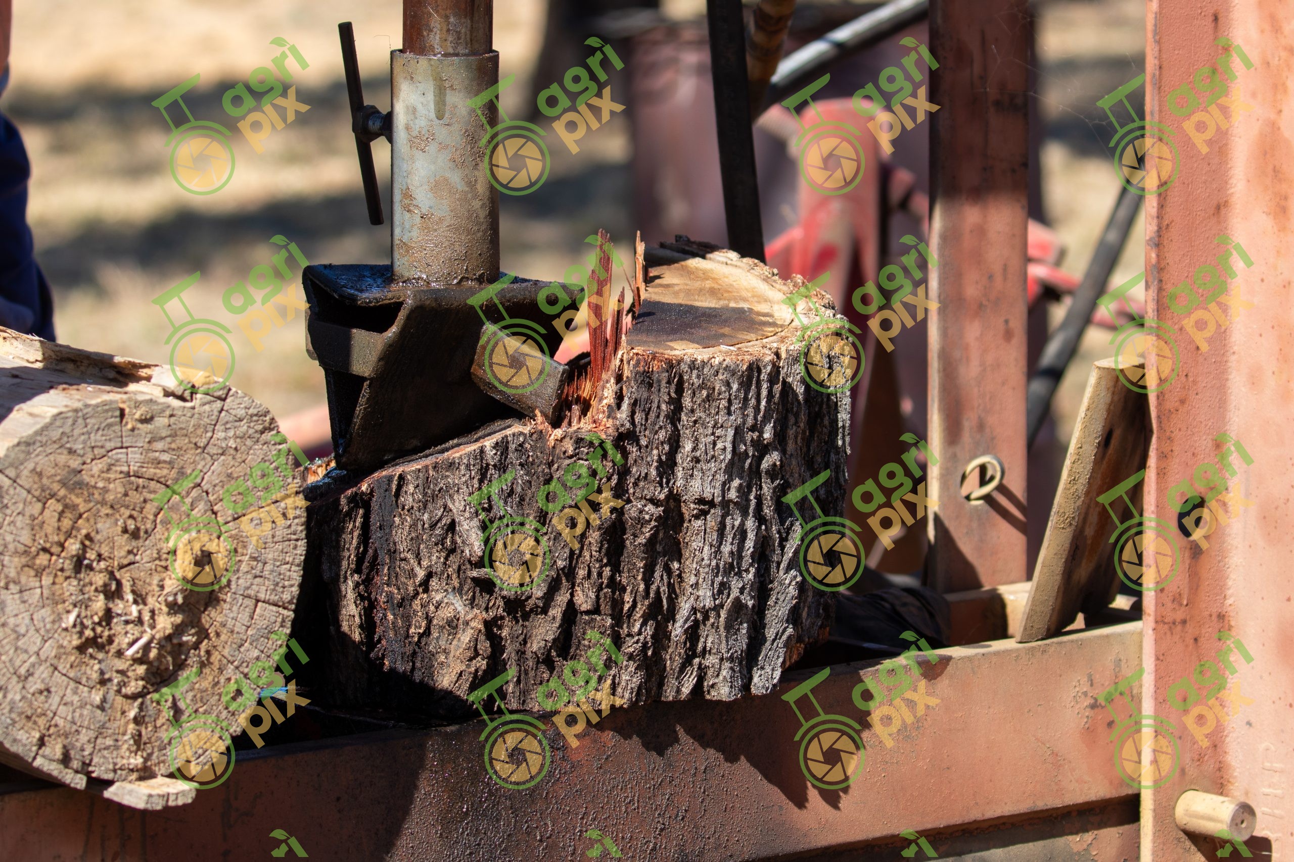 Hydraulic Log Splitting for Firewood Preparation